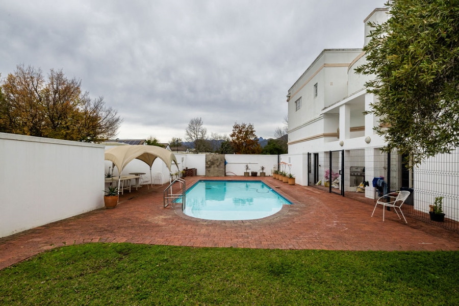 To Let 3 Bedroom Property for Rent in Onder Papegaaiberg Western Cape
